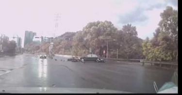 糊塗男駕車看導航闖紅燈 3騎士閃避不及撞成一團