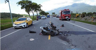 昨天上午富里鄉發生一起離奇死亡車禍，65歲黃姓婦人機車突失控，衝往對向車道，慘遭油罐車輾斃。（圖／中國時報記者羅亦晽翻攝）