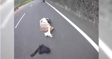 22歲重機男突「翹孤輪加速」! 19歲女友慘摔躺地哀嚎