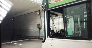 會車時水管突掉落 貫穿公車玻璃駕駛遭刺傷