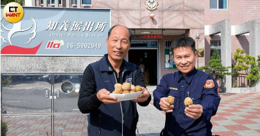 	台南市新化分局知義派出所前所長廖世華，過去為了幫同事準備早餐，而在派出所滷茶葉蛋，沒想到成就他的事業第二春，「所長茶葉蛋」聞名全台。（圖／宋岱融攝）