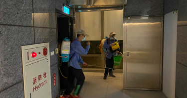 板橋老翁倒臥路邊!2警協助送醫 驚見他是「居家隔離」失聯者:已經發燒了