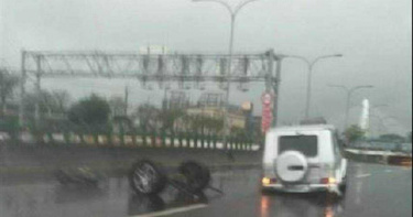 賓士G CAR「打水漂」撞分隔島 警揭密這3招自保