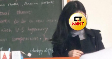 仙女老師下凡教書學生忍不住偷拍 網友:好美!我也想聽她的課