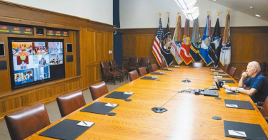 美國總統拜登15日在馬里蘭州大衛營與國安團隊和政府高層官員舉行視訊會議，聽取有關阿富汗情勢的簡報。（圖／美聯社）