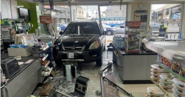 婦停車不慎誤踩油門 休旅車直撞超商一片狼藉。（圖／民眾提供）