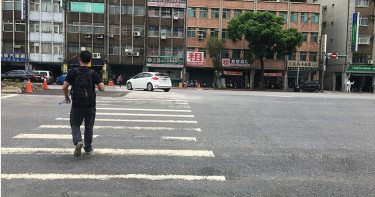 行人靠右走比較容易死? 學者盼「立法」逆向走