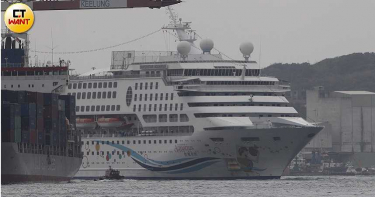 寶瓶星號抵達基隆港 陳時中坐鎮領25人登船檢疫