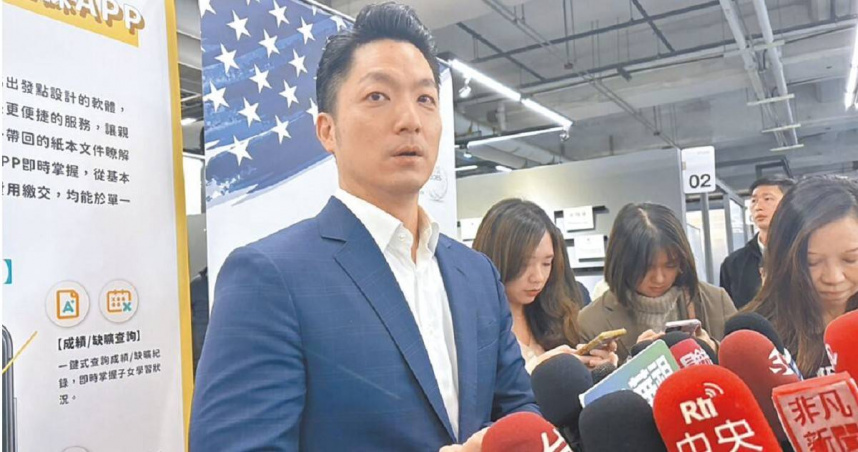 台北市議會10日政黨協商做出綜合決議要求北市府廢止京華城案違法容積，市長蔣萬安（左）12日表示，市府立場非常清楚，事實到哪裡就處理到哪，將邀請包括財務、會計、法律等專業的專家、學者及技師工會共同討論，匯聚大家的意見。（圖／中國時報劉彥宜攝）