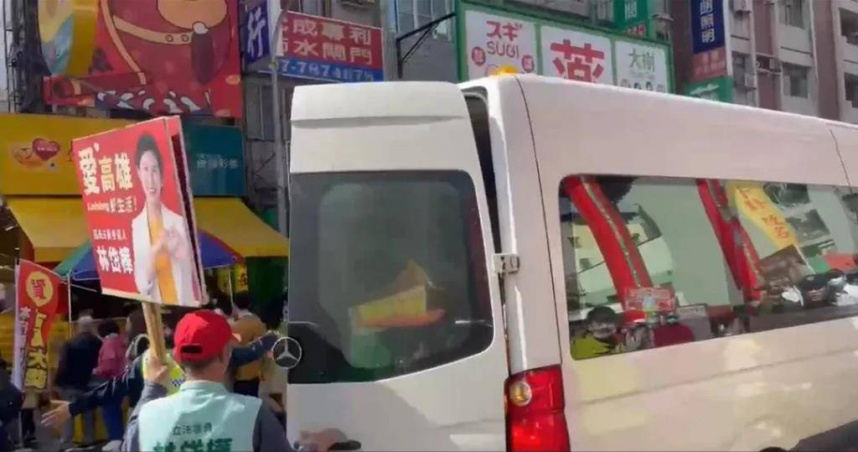 林岱樺團隊友持者提供的賓士小巴在高雄市武廟前違規停車遭民眾爆料，林岱樺服務處回應致歉及將主動舉發。（圖／民眾提供）