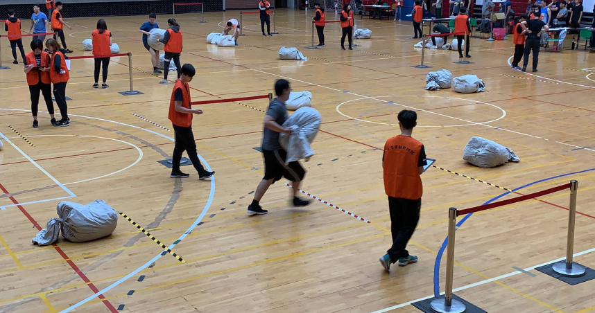 中華郵政招考一般郵務人員通常會加入體能測試，考生必須有能力搬運至少20公斤重物，然而這次口試考題也以常人提20公斤重物的標準，探問身心障礙者的提重能耐。（示意圖／報系資料照）