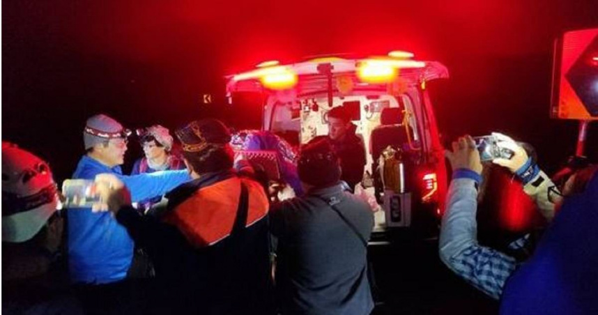 3名登山客攀爬庫哈諾辛山時，其中1人不慎墜崖胸痛，搜救人員漏夜搶救送醫。（圖／翻攝畫面）