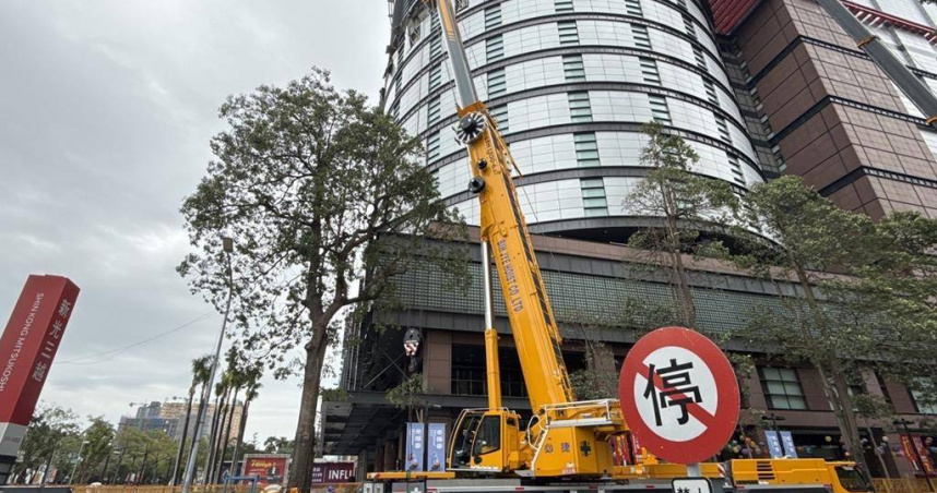 新光三越台中中港店啟動外牆安全防護，進行外牆附掛物掉落的緊急搶災作業。（圖／新光三越提供）