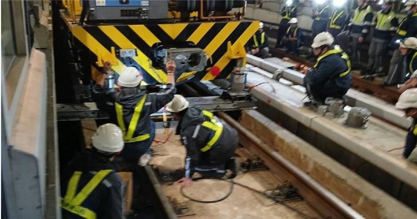 桃園機場捷運工程車重心偏移導致車輪脫軌，營運延誤。（圖／翻攝畫面）