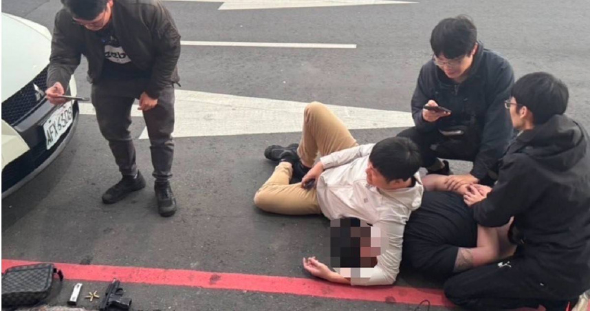 新莊警組成小組掃蕩槍械交易，兩度南下逮到4嫌及相關罪證。（圖／翻攝畫面）