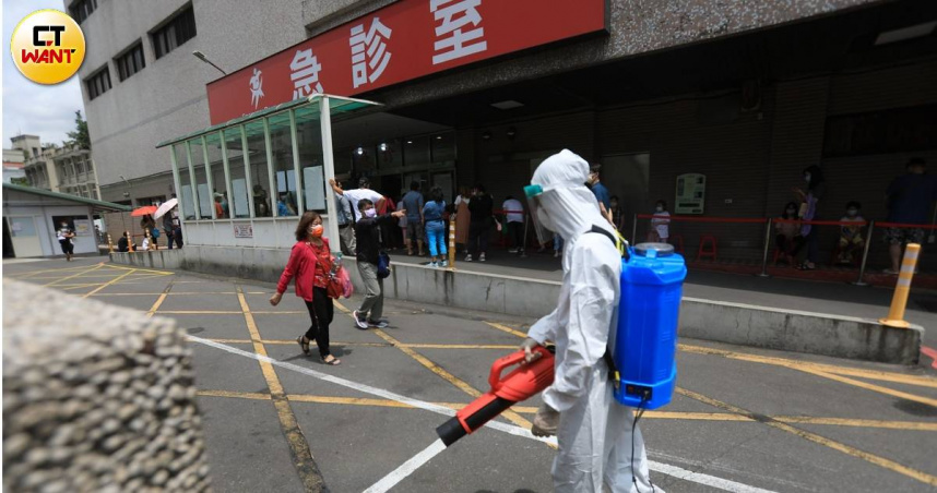 蘇一峰批評，健保制度太畸形，重症醫療賠錢，重症醫療救人科別持續萎縮。（圖／周志龍攝）