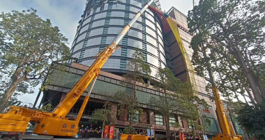 台中新光三越氣爆至今進入第16天，櫃姐、櫃哥3月1日起可入館取物。（圖／中國時報記者陳淑娥攝）