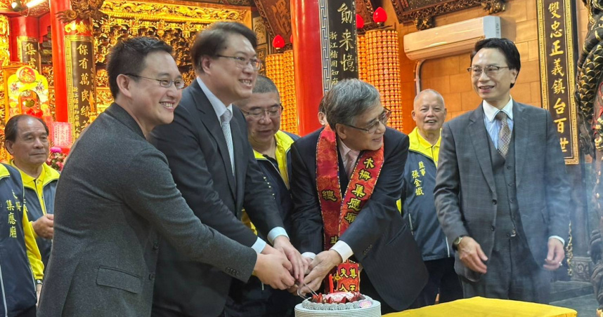 民進黨秘書長林右昌代表總統賴清德前往木柵集應廟贈「神威顯赫」牌匾，廟方準備蛋糕提前為他慶生。（圖／木柵集應廟提供）
