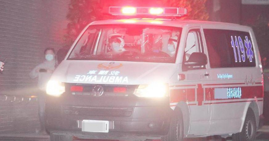 蔡男駕駛大貨車突自撞分隔島，導致車頭嚴重毀損，造成他臉部擦傷送醫治療。 （示意圖／報系資料照）