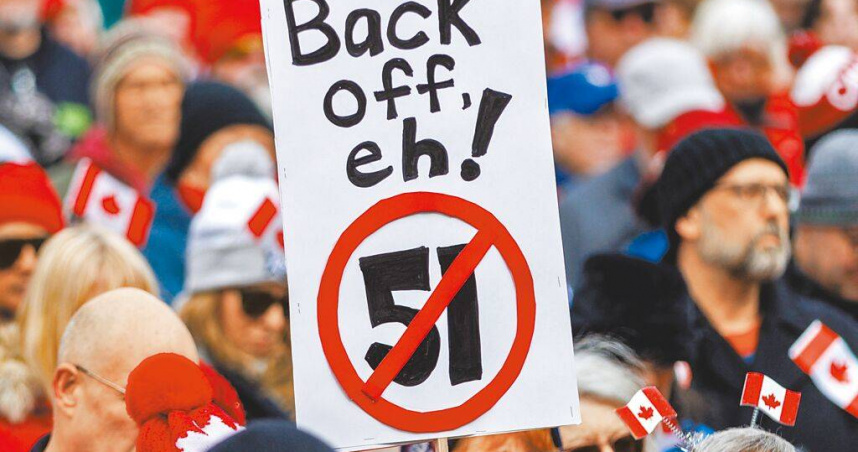 美國在維護「反對征服領土」的國際規範上長期扮演關鍵角色，然而近期立場出現搖擺，美國總統川普不僅多次提議購買格陵蘭島，還喊話讓加拿大變成第51州。圖為加拿大群眾於3月22日齊聚響應「舉起肘子」活動，呼籲大家團結起來反擊川普的關稅政策和併吞威脅。（圖／達志／路透社）