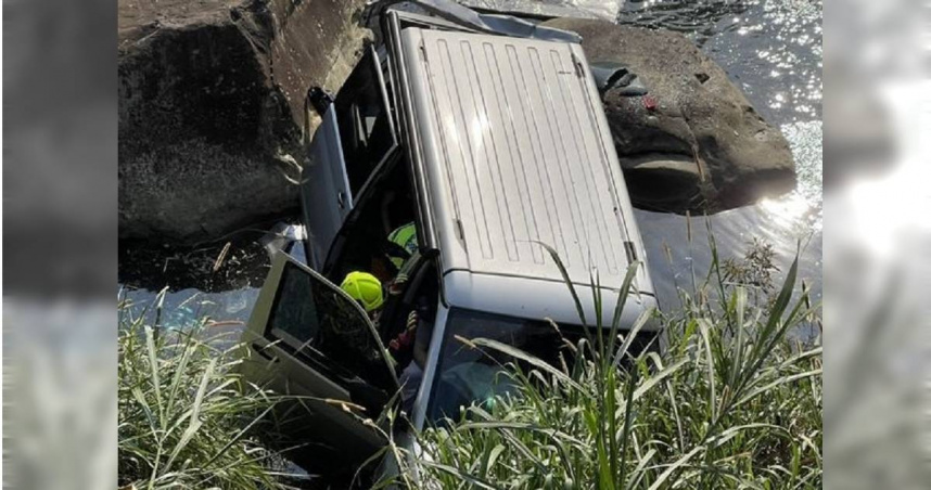 苗栗轎車墜溪橋樑缺口致3人受困。（圖／翻攝畫面）