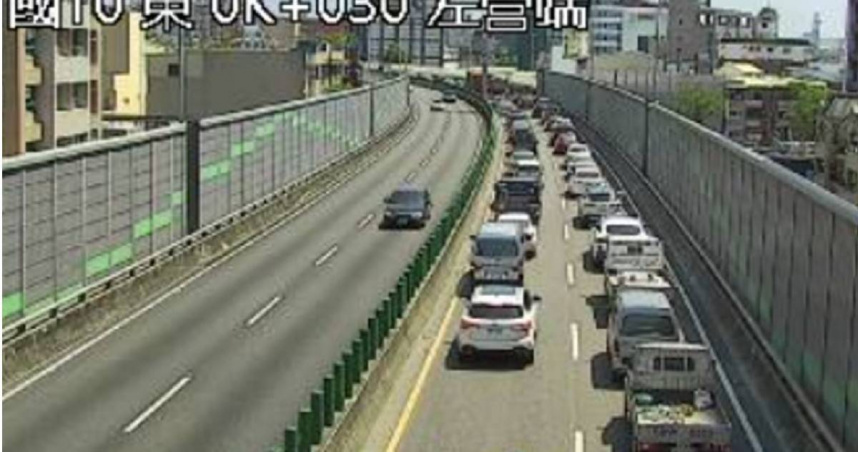 國道10號發生4車追撞事故，造成6人身體不適及擦傷，警方已暫時封閉該路段清除作業中。（圖／翻攝高速公路1968畫面）