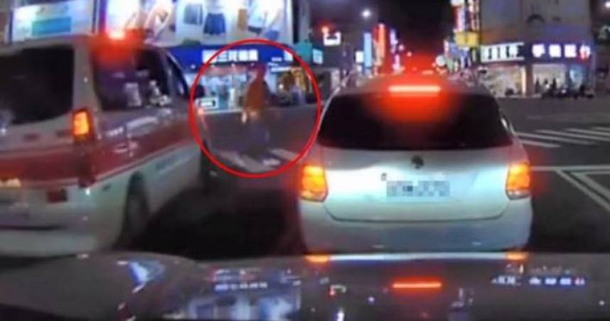 高雄1名行人未禮讓救護車還疑似比中指，警方將通知到案釐清過程。（圖／翻攝爆料公社）