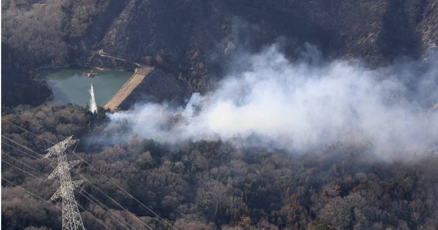 日本愛媛縣今治市的森林大火，因27日傍晚開始降雨，火勢已經減弱不少。（圖／美聯社）