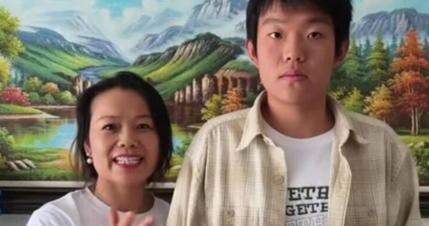 大陸山東省18年前發生1起入室搶嬰案，當時年僅8個月大的姜甲儒（右）被4名男子搶走並販賣。（圖／翻攝自微博）