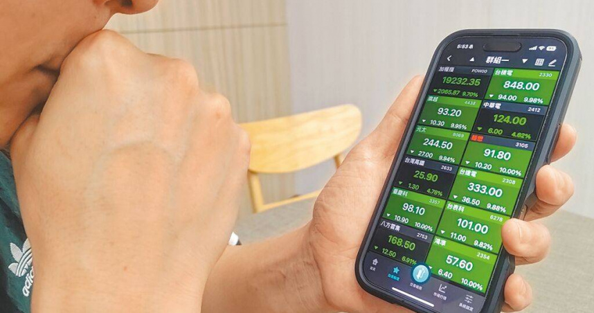 受到美國對等關稅影響，台股7日開盤暴跌，重挫逾2000點，創史上最大跌點和跌幅。精神科醫師預估，未來2周可能湧現一波焦慮、憂鬱病人就醫潮。（圖／中國時報王家瑜攝）