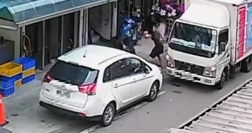 李男用磚塊攻擊王男。（金山警分局提供）