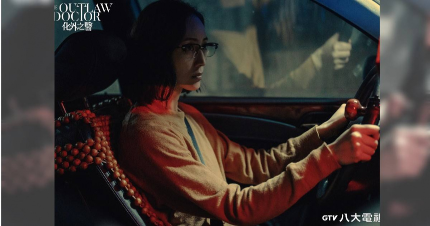 八大電視《化外之醫》張鈞𡩋坦言停車技術不佳，是她這次拍戲裡NG最多的場次。（圖／八大）