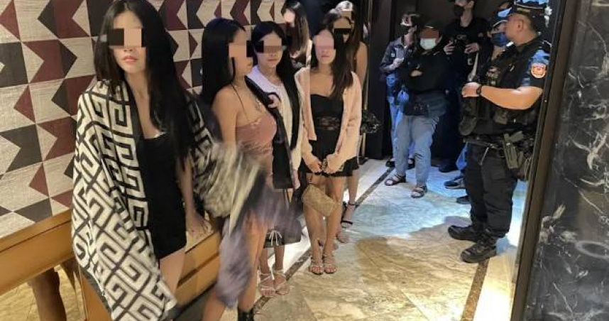 中壢警方18日晚間實施「雷霆除暴專案」，並在1處酒店逮獲15名非法打工的泰籍女子。（圖／翻攝畫面）