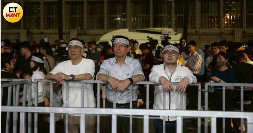 國民黨主席朱立倫（左）、立委謝龍介（中）等人被控為17日晚間台北地檢署前聚眾抗議的主謀。右為立委廖先翔。（圖／劉耿豪攝）