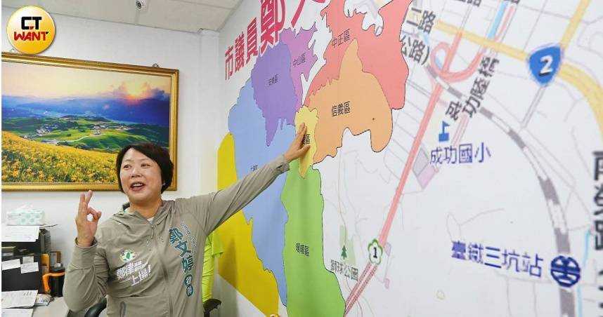 基隆市議員鄭文婷表示，基隆市府應該說清楚、講明白，是否更高層的主管涉及用戶政系統協助罷免連署。（圖／黃鵬杰攝）