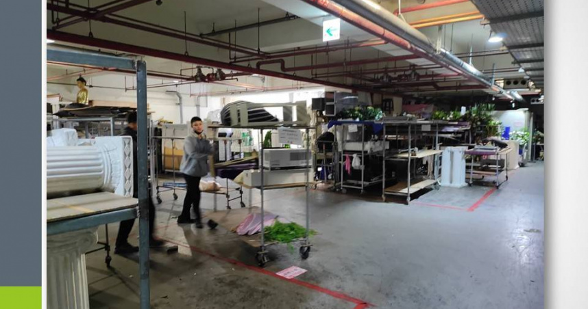 台北市議員洪健益指出，二殯停車場被花店協會業者擺放花架、花籃等雜物，明顯違反了契約書規定。（圖／翻攝自洪健益臉書）