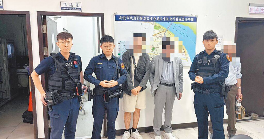 77歲日籍守田姓男子（右三）25年前與妻子離異後返回日本，4月憑著「三重」、兒子姓名及出生年月日等破碎記憶，從日本搭機來台踏上尋親之旅，警員熱心協助，終於與兒子（左三）重逢。（圖／三重警分局提供／中國時報張鎧乙新北傳真）