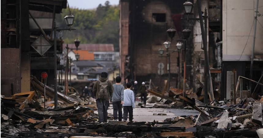 日本青森縣西部地區出現地鳴聲，引起當地民眾擔憂可能是地震前兆。圖為2024年元旦日本能登半島發生規模7.6地震。（示意圖／達志／美聯社）