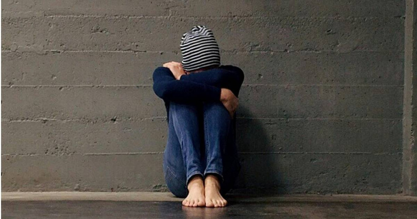 女子被男友家人要求須與男友同居，她卻在達到對方規定後被嗆「寄生蟲趕快滾一滾」。（示意圖／Unsplash）