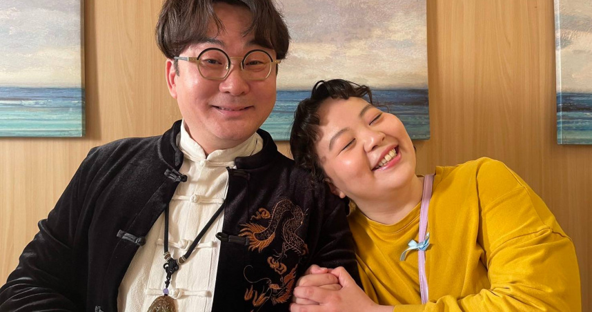 宮美樂《好運來》飾演洪毛的女兒，被零食餵食太幸福。（圖／民視提供）