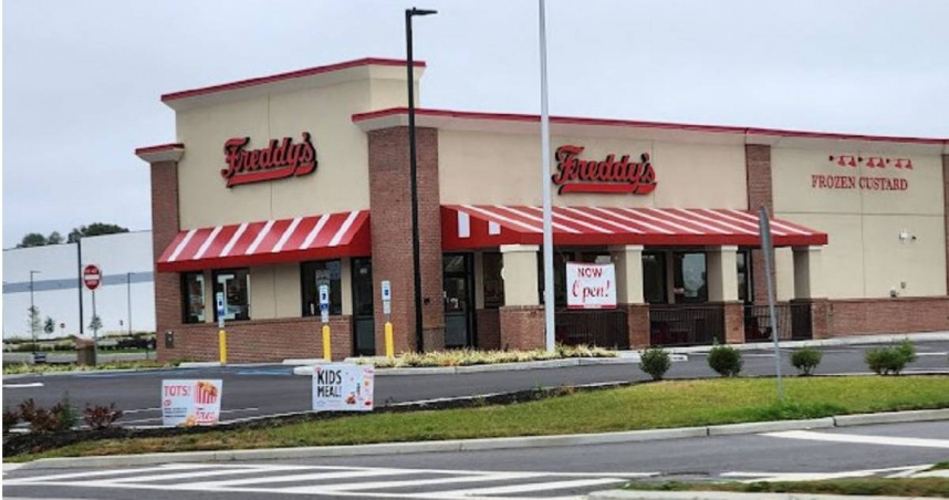 美國佛州一名女子日前與男友前往速食餐廳Freddy's取餐時，意外發現漢堡盒上被寫下求救訊息。（圖／擷取自Google Maps）