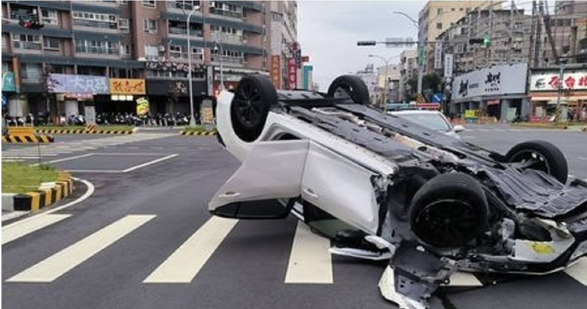 台中男清晨恍神自撞翻車! 車頭猛撞庇護島驚險翻覆 | 社會 | CTWANT