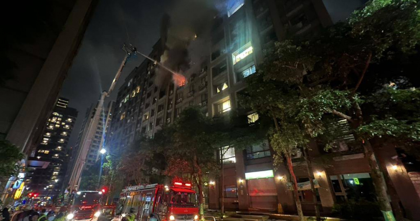 新北市林口區文化三路某大樓28日晚間傳大火，消防局已迅速撲滅火勢。（圖／新北消防局提供）