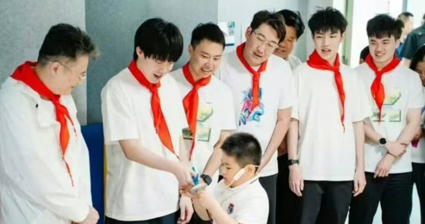 台灣桌球一哥林昀儒赴中被安排戴紅領巾。（圖／微博）