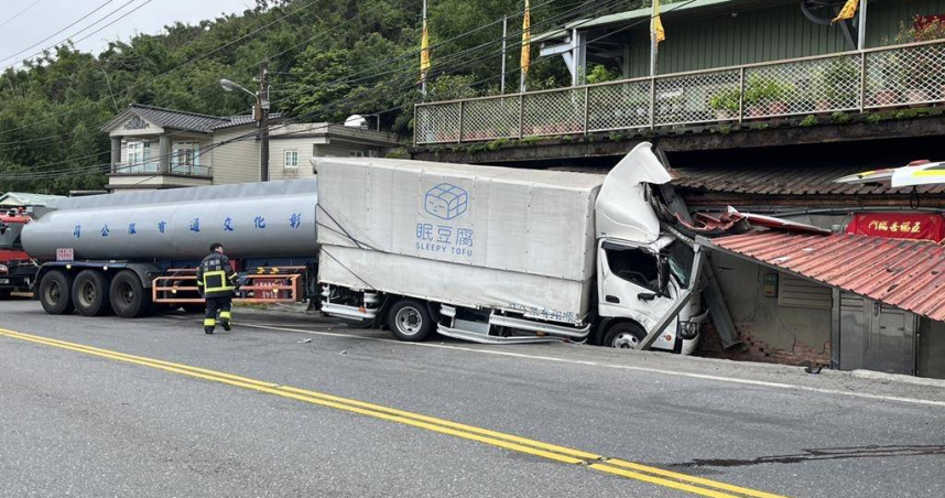 濱海公路槽罐車衝民宅、3人受傷1人受困。（圖／翻攝畫面）