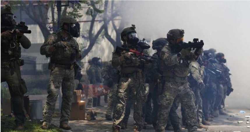 警方動用催淚瓦斯、閃光彈及低致命性武器驅散人群。（圖／達志／美聯社）