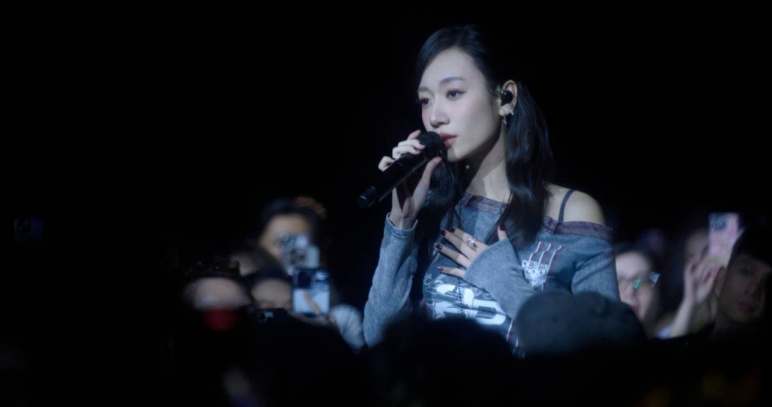 吳卓源開場從觀眾席邊唱邊走到舞台上。（圖／寬宏藝術提供）