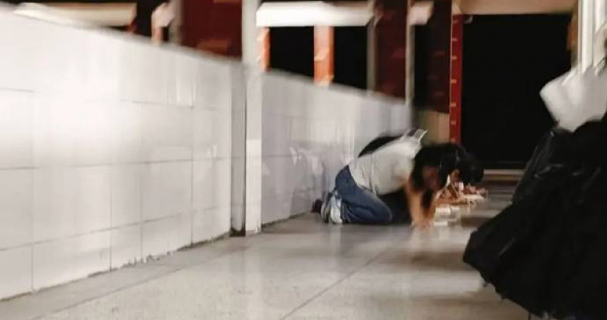 7個學生跪在走廊罰寫。（圖／翻攝自微博）