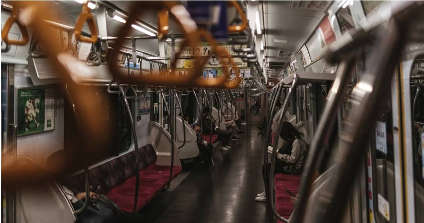 來台定居的日本作家「日本人的歐吉桑」提醒，每年的5月底至7月初是日本的梅雨季，由於不少人都會帶傘搭地鐵上班，上樓梯時又習慣將傘「橫著拿」，一不小心就很容易戳傷人，尤其是帶著小朋友旅遊更要留意。（示意圖／翻攝自pakutaso）