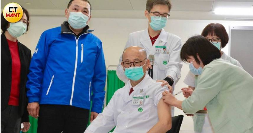 圖為林芳郁2021年接種新冠疫苗。（圖／CTWANT資料照）